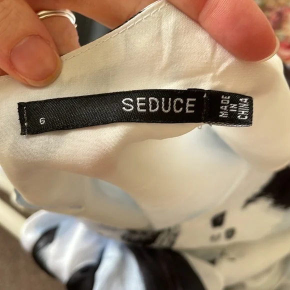 SEDUCE Sz6 blue + black paint splatter slinky top with waist detail - Picture 9 of 10